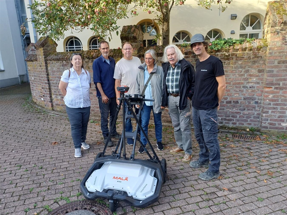 "Stadtarchivarin Claudia Kurfürst mit Vereinsmitgliedern und TerraSense-Mitarbeitern im Stadtarchiv"