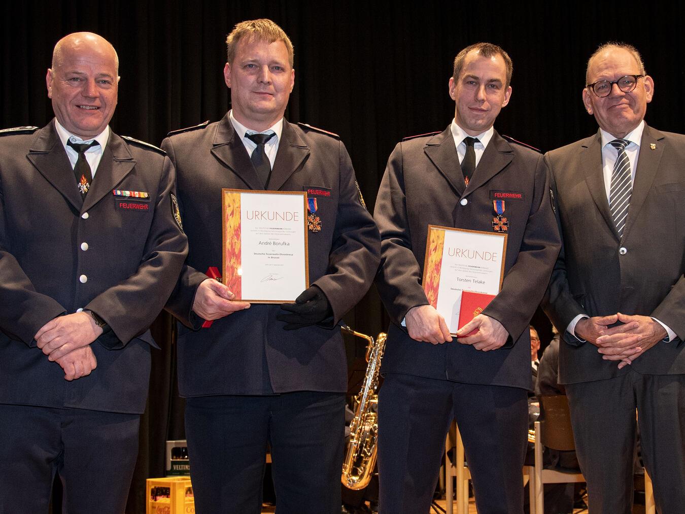 Stadtbrandinspektor Stefan Bömler, André Borufka, Torsten Telake und Bürgermeister Ulrich Knickrehm (v.l.) während der Jahreshauptversammlung der Feuerwehr Goch im Februar 2024. Foto: Torsten Matenaers