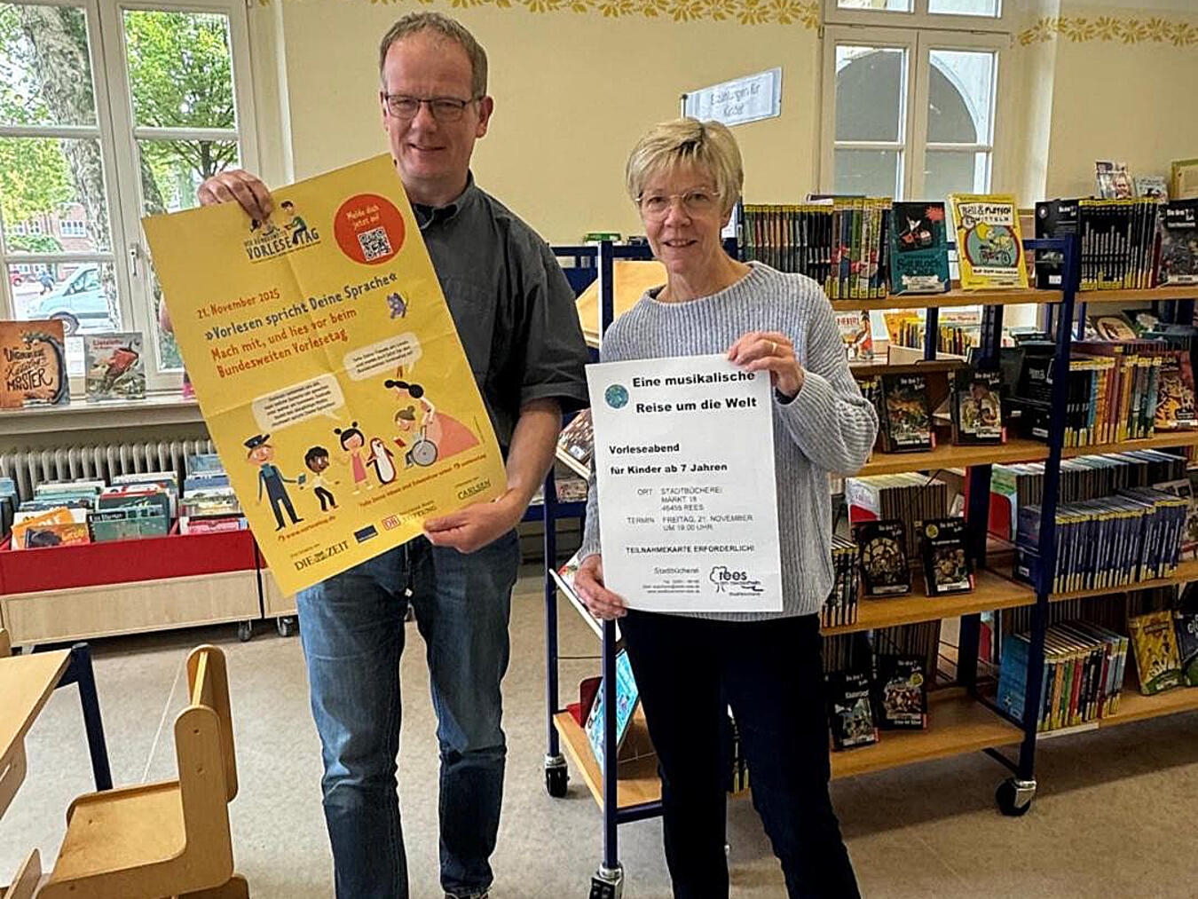 Stadtbücherei-Mitarbeiterin Claudia Breuer und Leiter Thomas Dierkes laden beim Vorleseabend für Kinder zu einer „musikalischen Reise“ ein. Foto: Stadt Rees