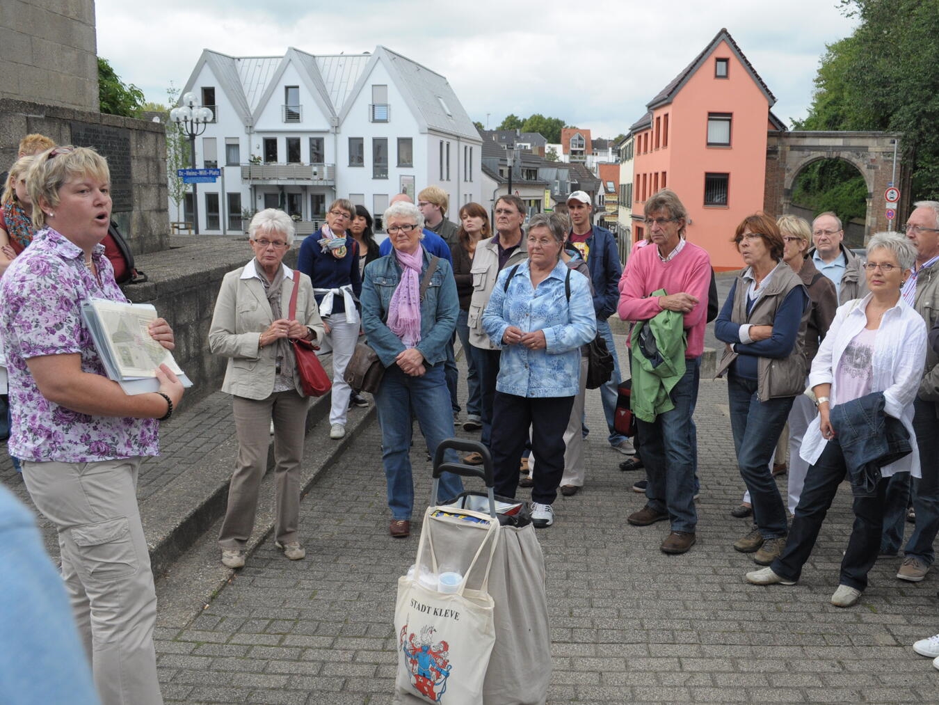 Lecker durch Kleve! Stadtführerin Elisabeth Thönnissen bei der Häppchenführung. Foto: WTM
