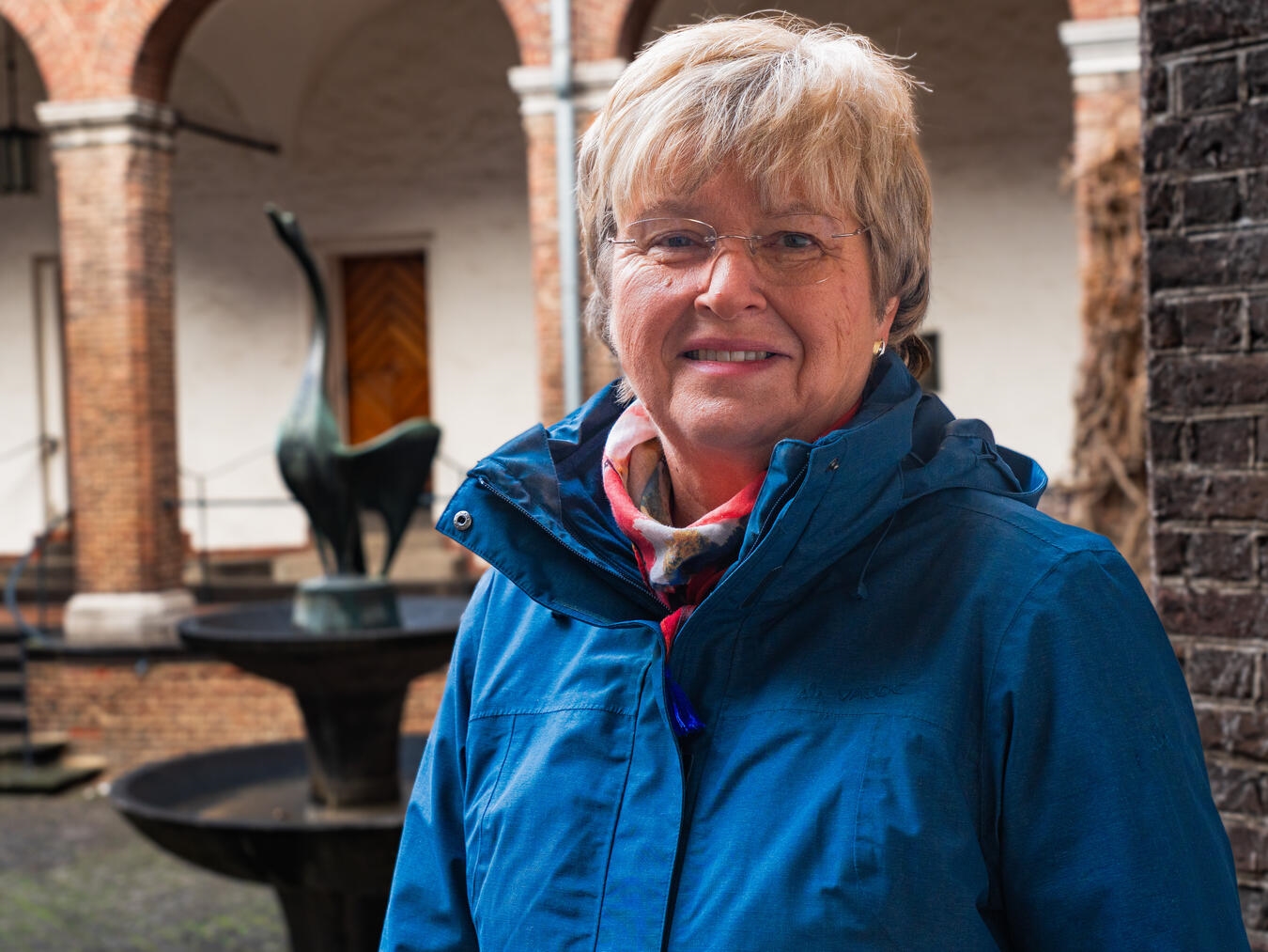 "Stadtführerin Elisabeth Thönnissen bei einem Stadtrundgang in historischer Altstadt"