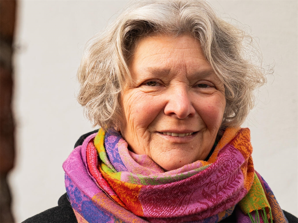 "Stadtführerin Wiltrud Schnütgen enthüllt historische Lebenswelten bei einer Führung, Foto von Luca Welles."