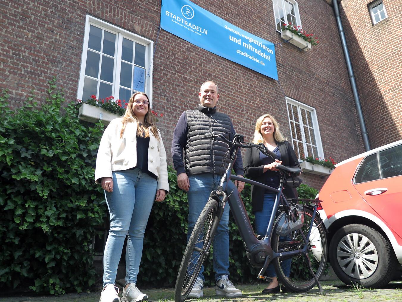 Stadtradeln-Star Tim Krebber mit Celine Breuer (Klimaschutzmanagerin, l.) und Regina Pommerin (Koordinatorin Nahmobilitätskonzept, r.). Foto: Stadt Emmerich