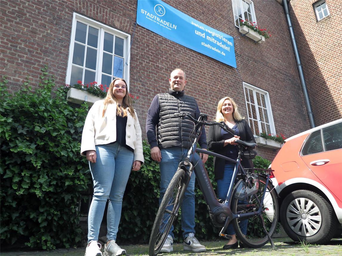 Stadtradeln-Star Tim Krebber mit Celine Breuer (Klimaschutzmanagerin, l.) und Regina Pommerin (Koordinatorin Nahmobilitätskonzept, r.). Foto: Stadt Emmerich