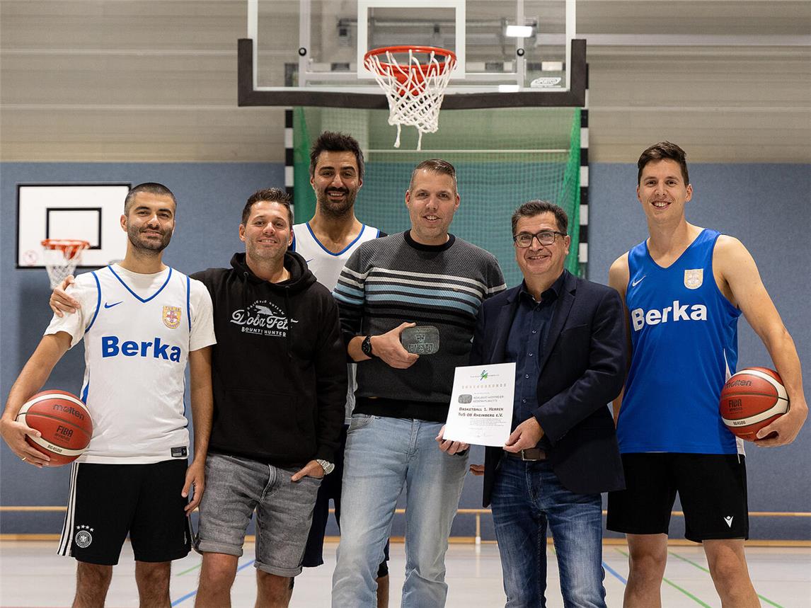 Stadtsportverband-Vorsitzender Frank Tatzel (2.v.r.) übergab die Adalbert-Hoffmeier-Gedenkplakette samt Ehrenurkunde. Foto: Peter Meulmann