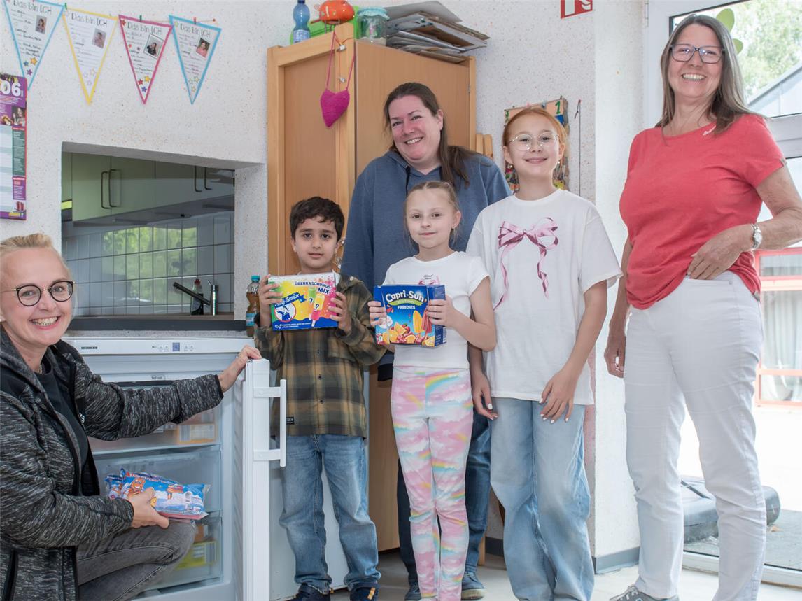 Stadtwerke Geschäftsführerin Jennifer Strücker, Einrichtungsleitung Christiane Weggen und Förderverein Mitglied Vera van de Loo (v.l.n.r.) freuten sich gemeinsam mit Nihat, Alisha und Aleksandra über den neuen Tiefkühlschrank. Foto: privat