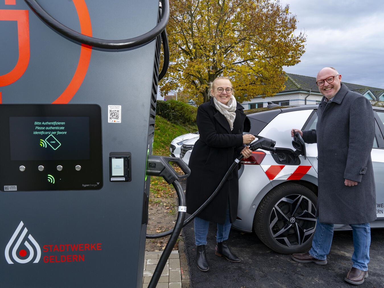 Neue Ladesäulen für Geldern Stadtwerke-Geschäftsführerin Jennifer Strücker eröffnet zusammen mit Walbecks Ortsbürgermeister Patrick Simon die neuen Schnellladesäulen. Foto: Gerhard Seybert