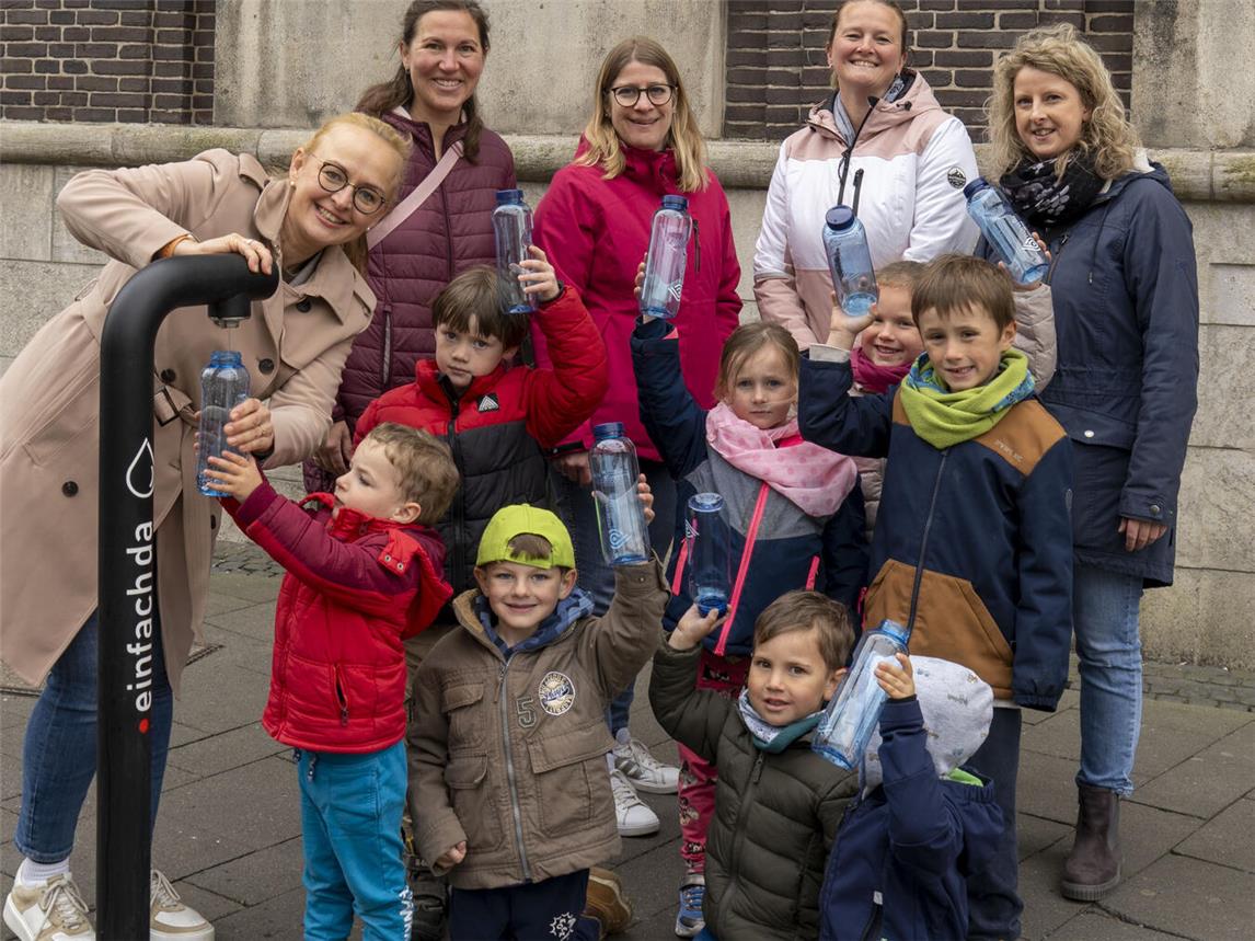 Stadtwerke Geschäftsführerin Jennifer Strücker (links) freut sich gemeinsam mit Kindern, Erzieherinnen und Vertreterinnen des Fördervereins über die neuen Trinkflaschen. Foto: Gerhard Seybert
