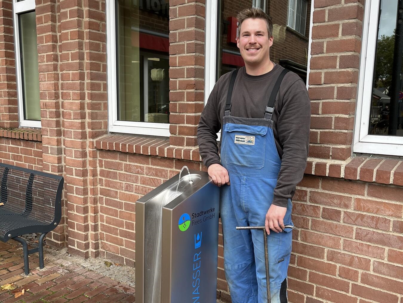 Trinkbrunnen in Rees ab Freitag außer Betrieb Stadtwerke-Techniker Carsten Lause neben dem Trinkwasserspender, der jetzt vorübergehend stillgelegt wird. Foto: Stadtwerke Rees