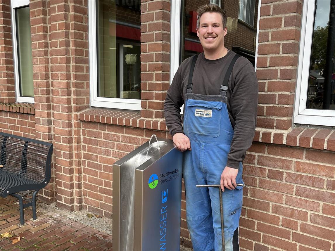 Stadtwerke-Techniker Carsten Lause neben dem Trinkwasserspender, der jetzt vorübergehend stillgelegt wird. Foto: Stadtwerke Rees