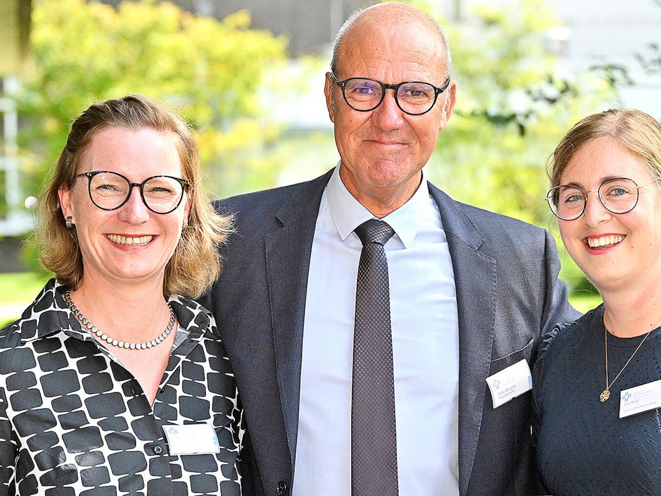 Staffelstabübergabe in der Pflegedienstleitung des Wilhelm-Anton-Hospitals Goch: Melanie Licht, Peter Borghs und Eva Kröll (v.l.). Foto: KKLE / Thomas Momsen