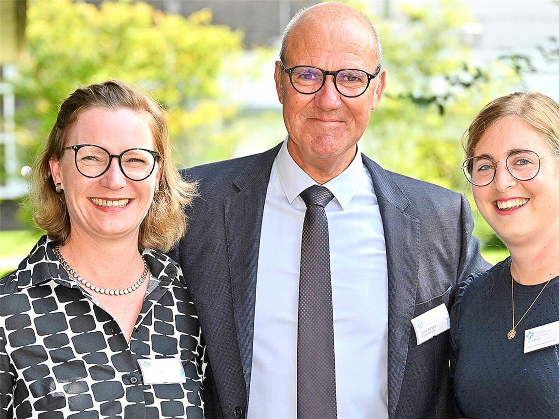 Staffelstabübergabe in der Pflegedienstleitung des Wilhelm-Anton-Hospitals Goch: Melanie Licht, Peter Borghs und Eva Kröll (v.l.). Foto: KKLE / Thomas Momsen