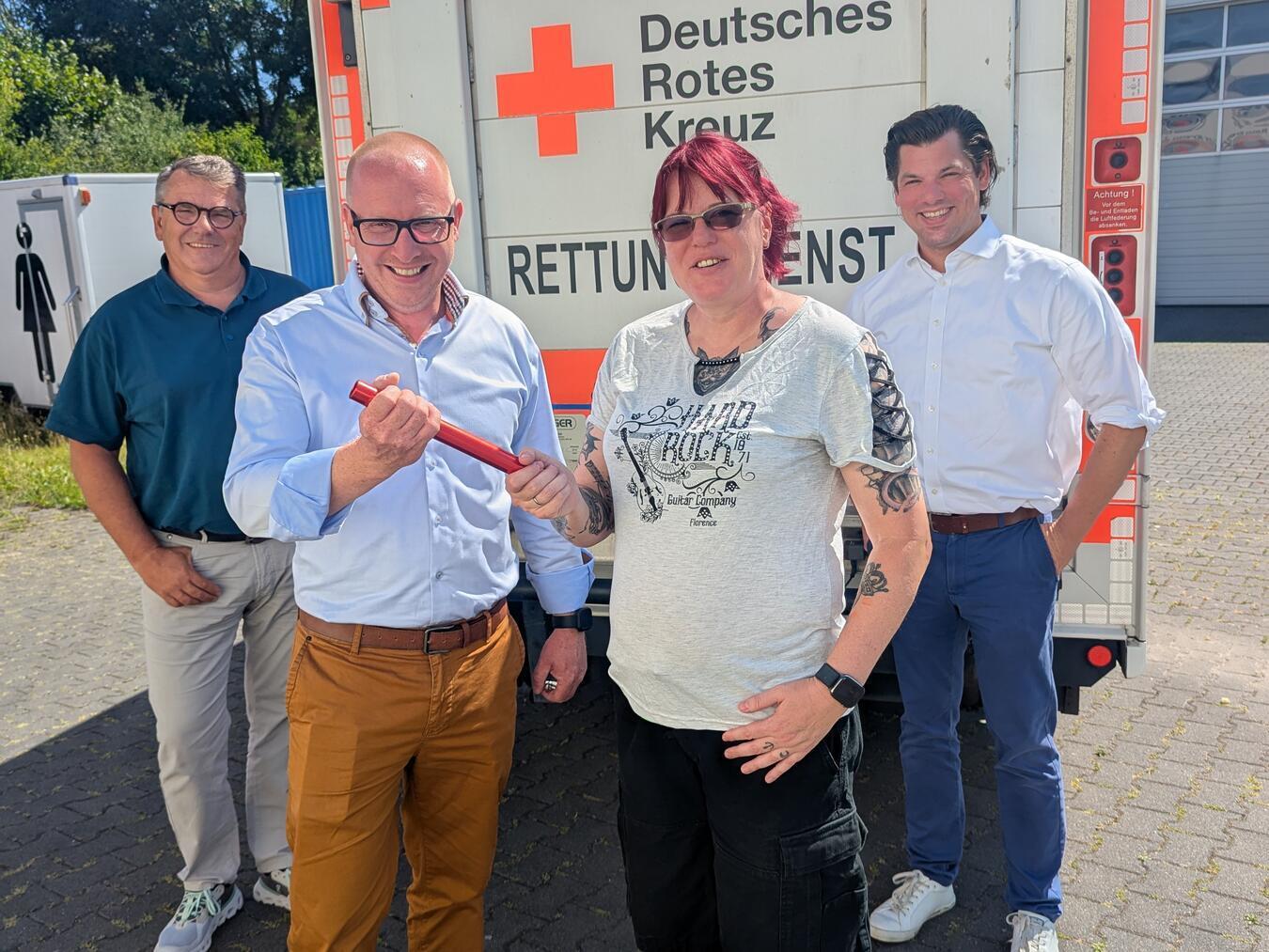 Staffelübergabe bei strahlendem Sonnenschein: Britta Knieper übergibt symbolisch den Staffelstab an ihren Nachfolger Leander Thormann. Gemeinsam mit Ludger Ferdenhert (links) und Andreas Bußmann (rechts) wird die zukünftige Aus- und Fortbildung im Rettungsdienst am DRK Kreisverband Niederrhein neu gestaltet.Foto: DRK