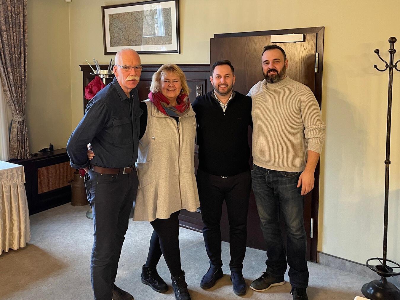 Stammtisch in Elten: Theo Wanders (Hotel Wanders), Dr. Manon Loock-Braun (WfG), Jozo Scarica (Hotel Stadt Emmerich) und André Makota (Hotel am PAN, v. l.). Foto: WfG Emmerich