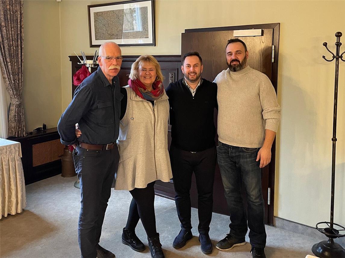 Stammtisch in Elten: Theo Wanders (Hotel Wanders), Dr. Manon Loock-Braun (WfG), Jozo Scarica (Hotel Stadt Emmerich) und André Makota (Hotel am PAN, v. l.). Foto: WfG Emmerich