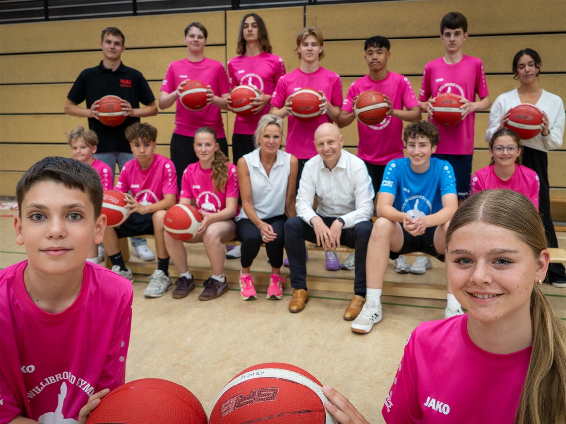 Schüler des Willibrord-Gymnasiums Emmerich trainieren Basketball für die NRW3x3Tour am 25. Juni.
