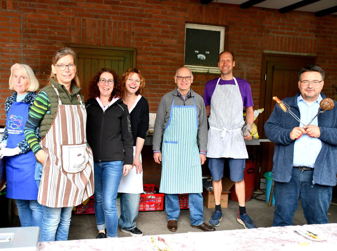 Stark am Grill: Mitglieder des Kirchenchores sorgen dafür, dass am Sonntag beim Hartefelder Pfarrfest auf dem „Alten Schulhof“ die Küche daheim kalt bleiben darf. Foto: Gemeinderat Hartefeld-Vernum