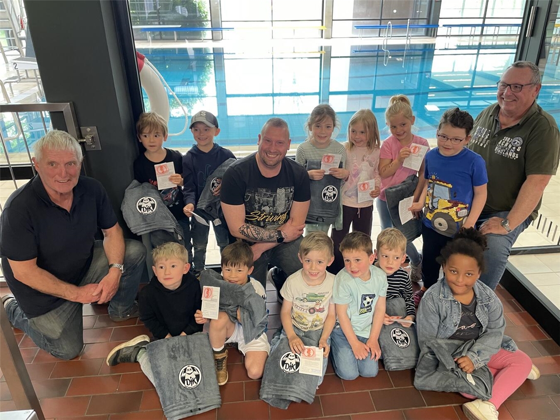 Kinder zeigen starke Leistungen beim DJK-Schwimmkurs in Twisteden, Schwimmen, Kindertraining, Wasser, Sportveranstaltung.