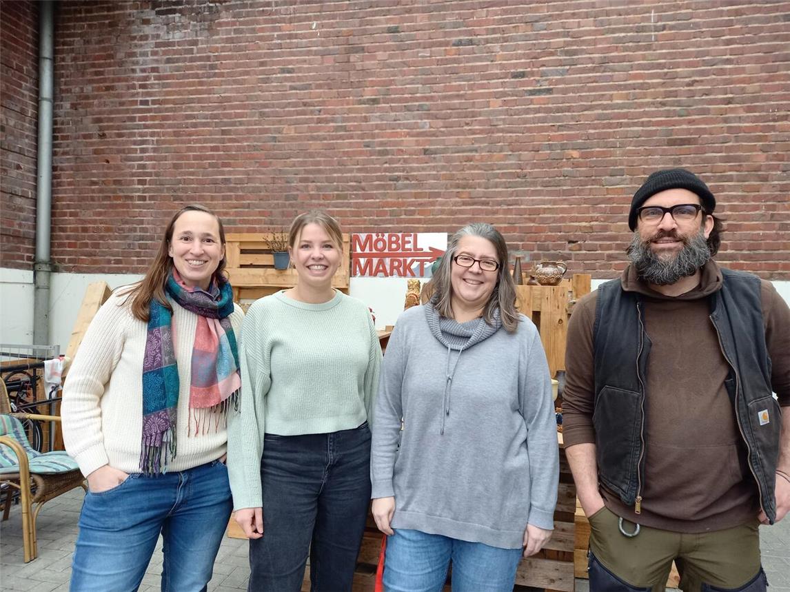 Starke Partnerschaft zwischen Gelderland-Schule und FairKaufHaus: Regina Matzke (Freiwilligen-Zentrum), Sophia Koenen (Gelderland-Schule) sowie Katja Koester und Sven Hendrix vom FairKaufHaus Geldern.Foto: Caritasverband Geldern-Kevelaer