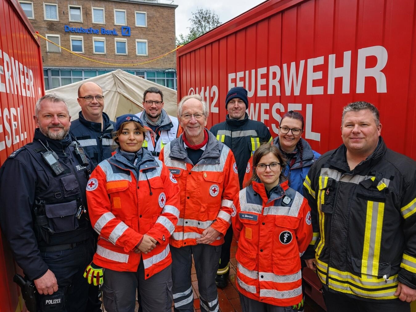 Starke Sicherheitspartnerschaft beim Karneval: Einsatzkräfte von DRK, Feuerwehr und Polizei arbeiten eng zusammen und gewährleisten gemeinsam die Sicherheit der Besucher. Foto: DRK