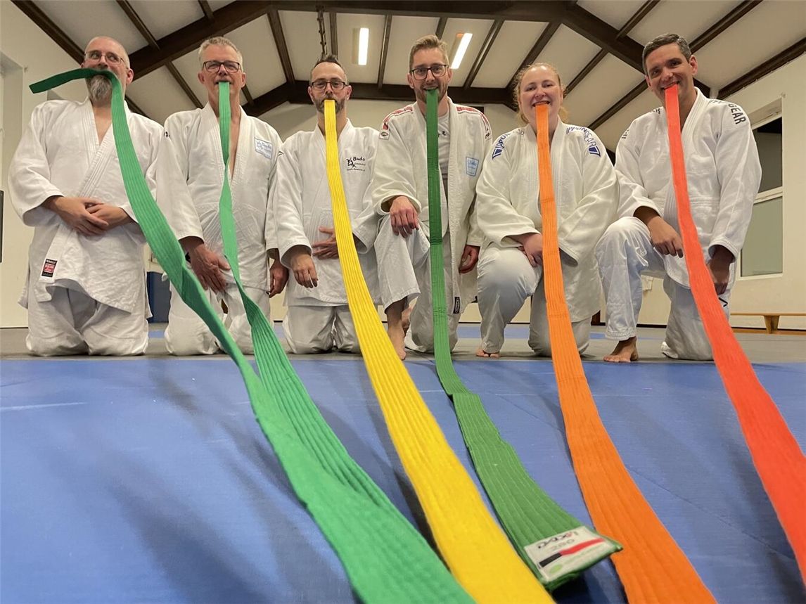 Starkes Farbenspiel: Die Prüflinge der Ü30-Judogruppe der BGS Emmerich mit ihren Gürteln. Foto: privat