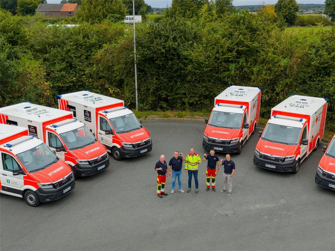 Starkes Signal für Sicherheit und Gesundheit: Bei der feierlichen Schlüsselübergabe der sechs neuen Krankentransportfahrzeuge (v.l.): Rettungsassistent Rainer Kiwitt, Ludger Ferdenhert (Geschäftsführung), Jan Höpfner (Präsident DRK Kreisverband Niederrhein e. V.), Notfallsanitäter Tobias Ludwig und Felix Knorth (stellv. Geschäftsbereichsleiter Notfallvorsorge) Foto: Thekook Mediaproduction