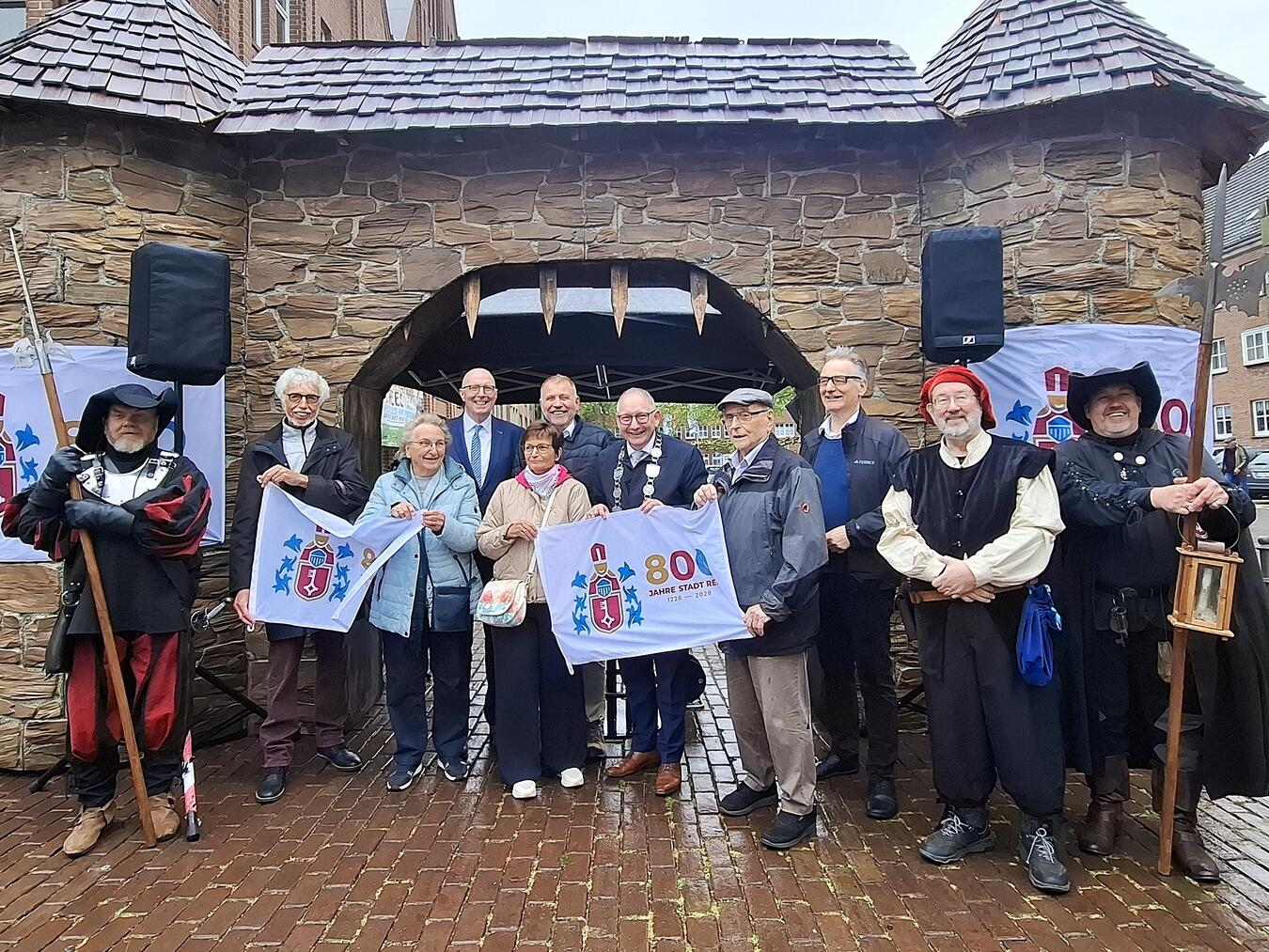 Countdown-Start in Rees mit Bürgermeister und ehemaligen Stadtvertretern bei offizieller Zeremonie.