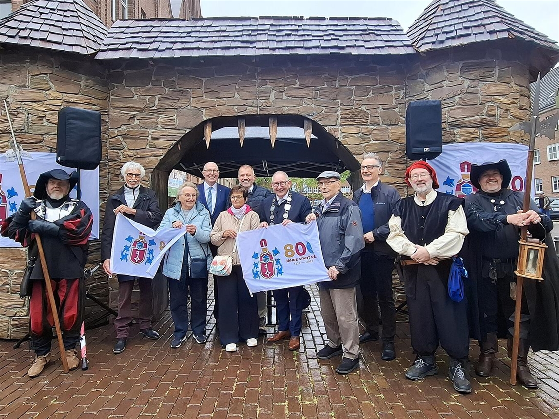 Countdown-Start in Rees mit Bürgermeister und ehemaligen Stadtvertretern bei offizieller Zeremonie.