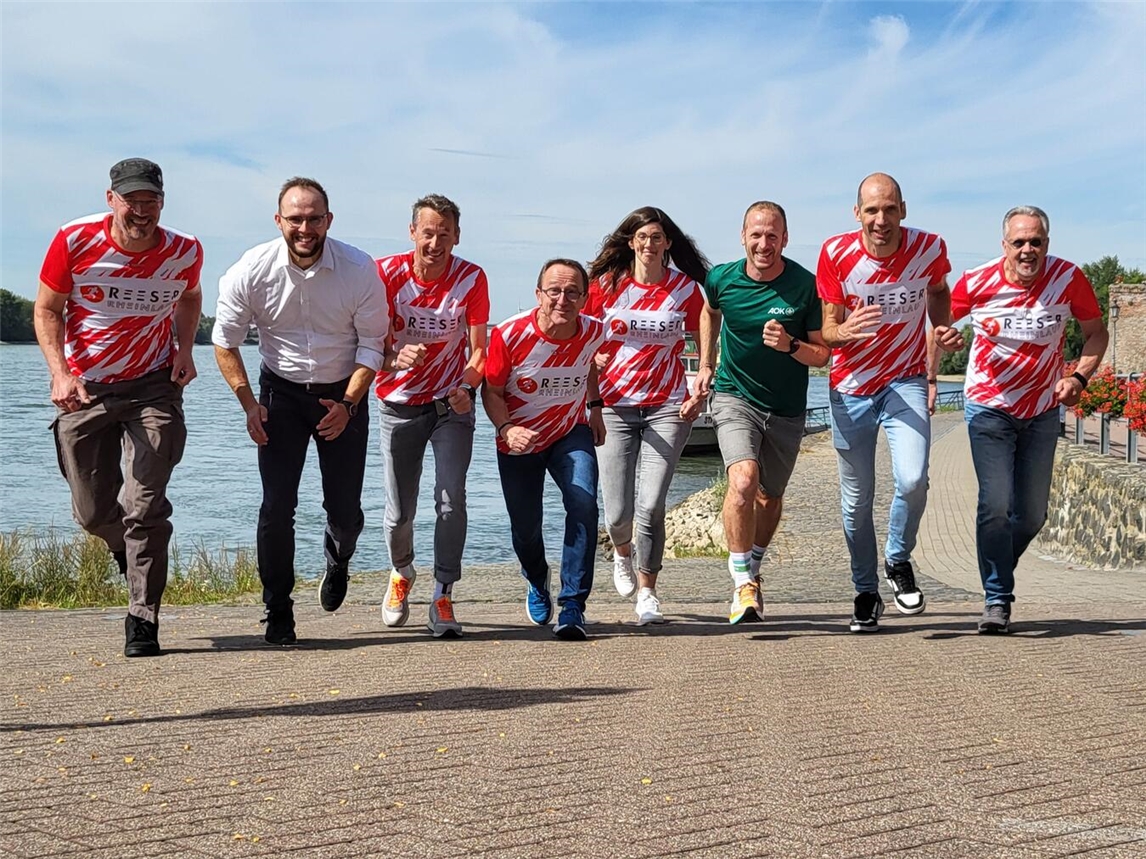 Start frei zum Rheinlauf: Jan Fitschen (3. v. r.) mit dem Orga-Team aus Rees und Tim Krenn (2. v. l.) von Gesundheitspartner und Hauptsponsor AOK. NN-Foto: MB