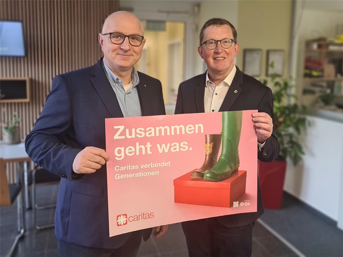 Start in die neue Jahreskampagne: Caritasvorstand Stephan von Salm-Hoogstraeten mit Karl Döring (v.l.). Foto: Caritasverband Geldern-Kevelaer
