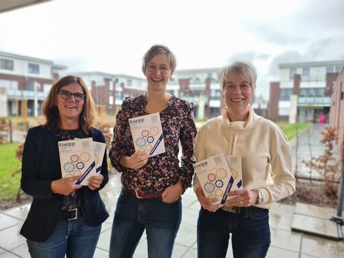 Start mit neuem Kneipp-Angebot in Aldekerk: Quartiersmanagerin Sabrina Klink (Mitte) gemeinsam mit Vera Korsten-Rodenbröker und Liss Steeger vom Kneipp-Verein Gelderland.Foto: Caritasverband Geldern-Kevelaer