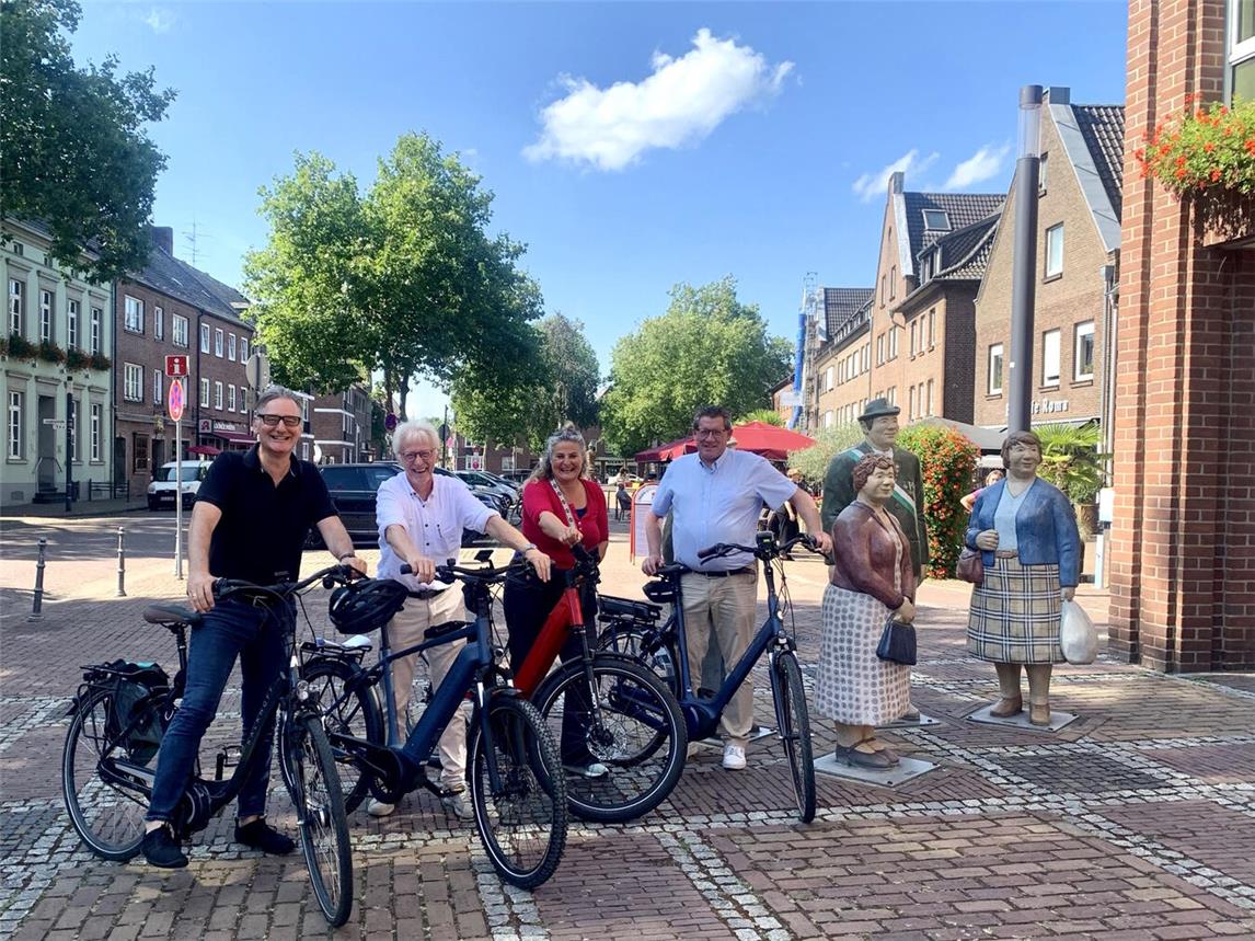 Start zur Sommertour: (v. l.) Bodo Wißen, Clemens Willing, Tanja Hinz und Dietmar Brockes. Foto: FDP Rees