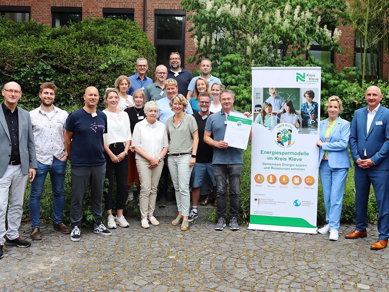 Startschuss für „Unsere Schule, unser Klima“ mit Schulleitungen, Zandra Boxnick und Mitwirkenden des Kreises Kleve.