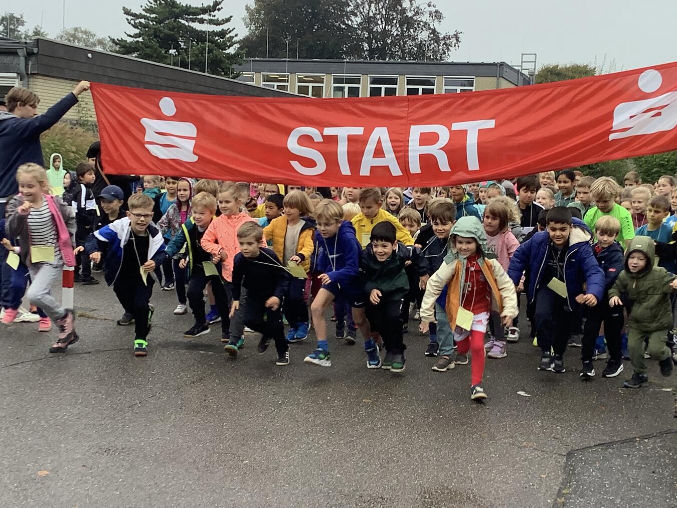 Startschuss für den Sponsorenlauf an der Michaelschule. Foto: privat