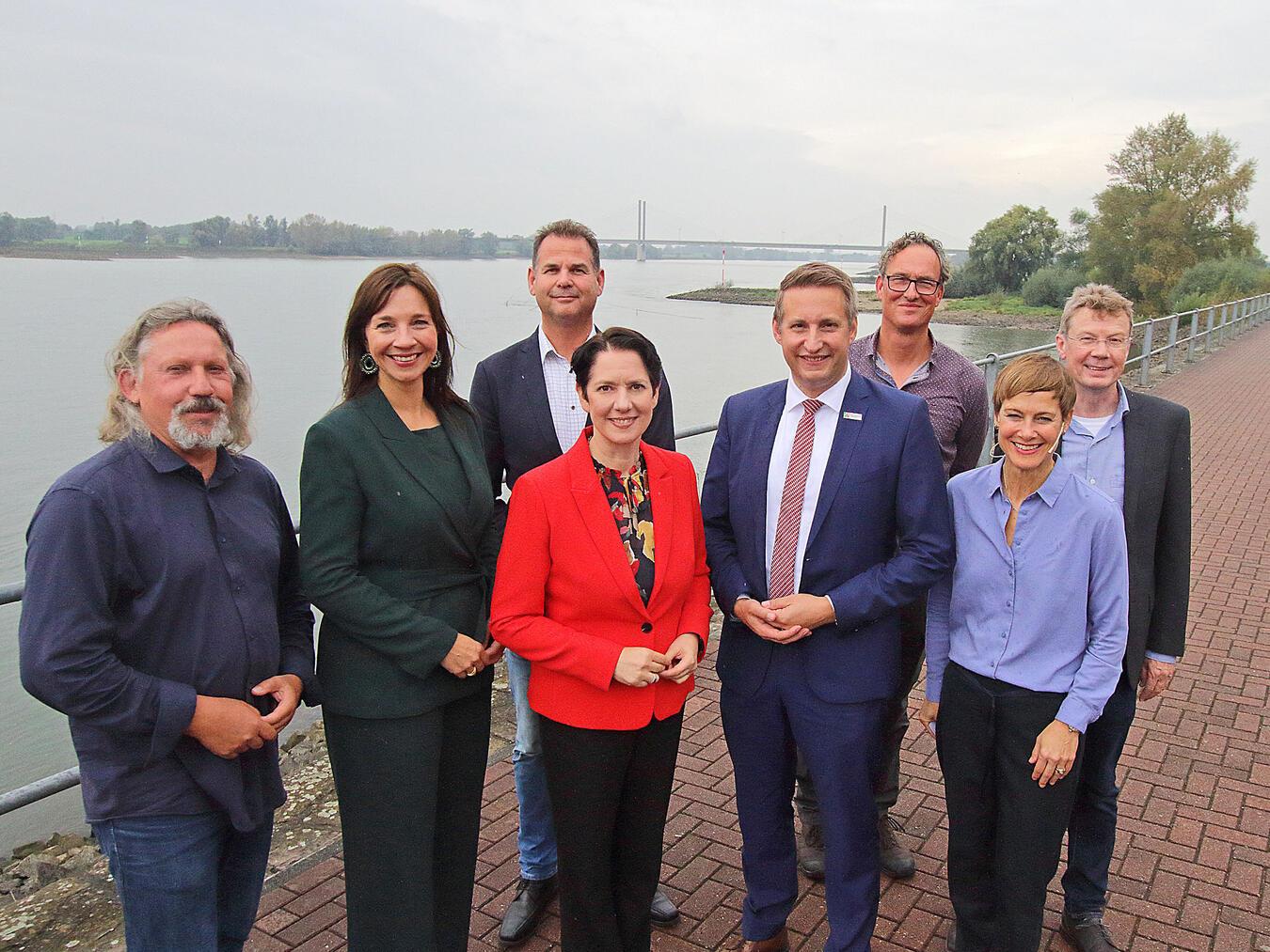 Startschuss zum Projekt „Der Rhein verbindet“: (v. l.) Vorsitzender Rheinischer Fischereiverband Frank Kleinwächter, Direktorin Rijkswaterstaat Oost-Nederland Marjolijn van de Zandschulp, Jan Kamman (Sportvisserij Nederland), Ministerin Silke Gorißen, Regierungspräsident Düsseldorf Thomas Schürmann, Andreas Scharbert (beim Rheinischen Fischereiverband zustaändig für das Rheinprojekt), Moderatorin Ute Schürings und Marco Tijnagels (Rijkswaterstaat Oost-Nederland). NN-Foto: Theo Leie