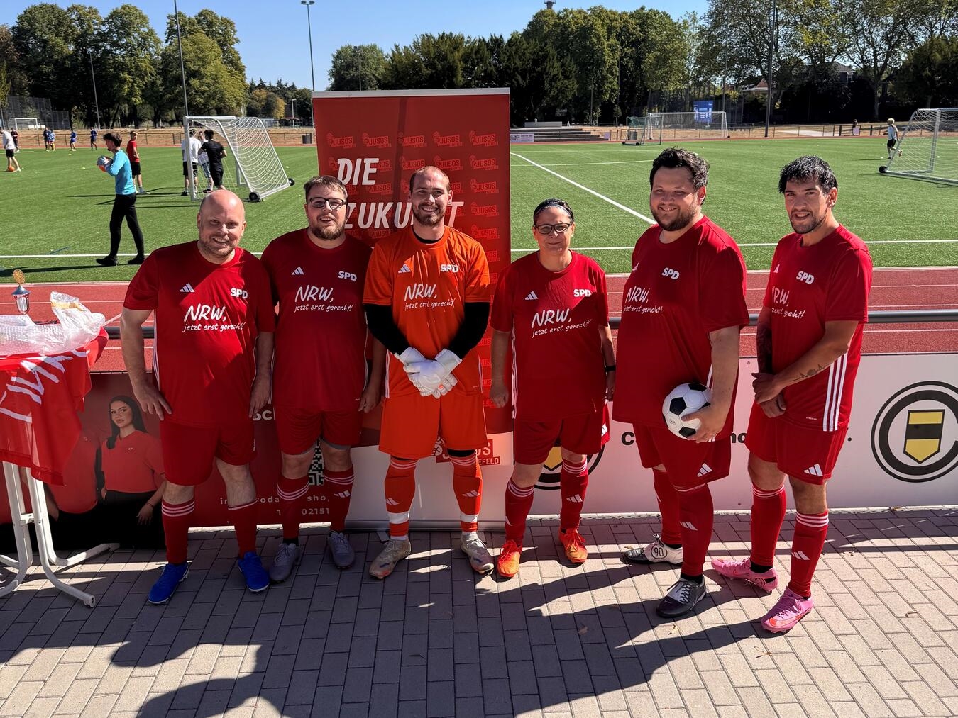 "Christin Becker SPD Landtagskandidatin spielt Fußball im Kreis Kleve, sportliches Engagement, Wahlkampfevent"