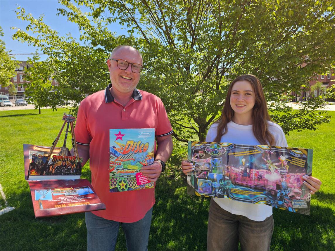 Stecken noch in den letzten Vorbereitungen der Kevelaerer Kirmes: Ordnungsamt-Leiter Patrick Simon und die Auszubildende Xenia Hein. NN-Foto: Thomas Langer