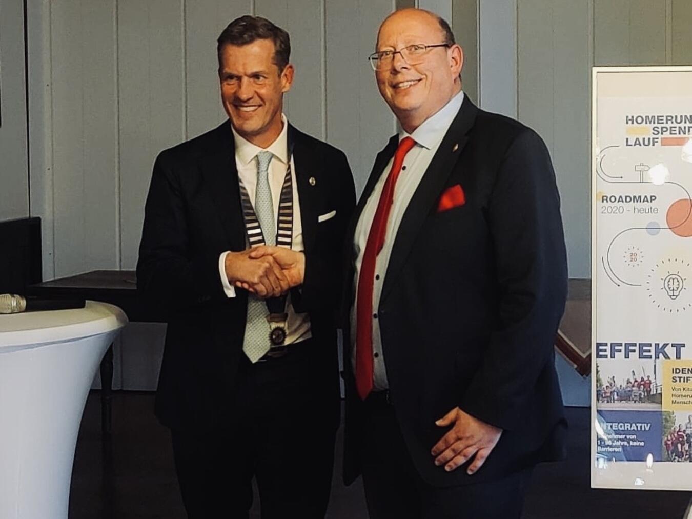 Stefan Burs übergibt das Präsidenten-Amt des Rotary-Clubs Emmerich-Rees an Sascha Tück. Foto: privat