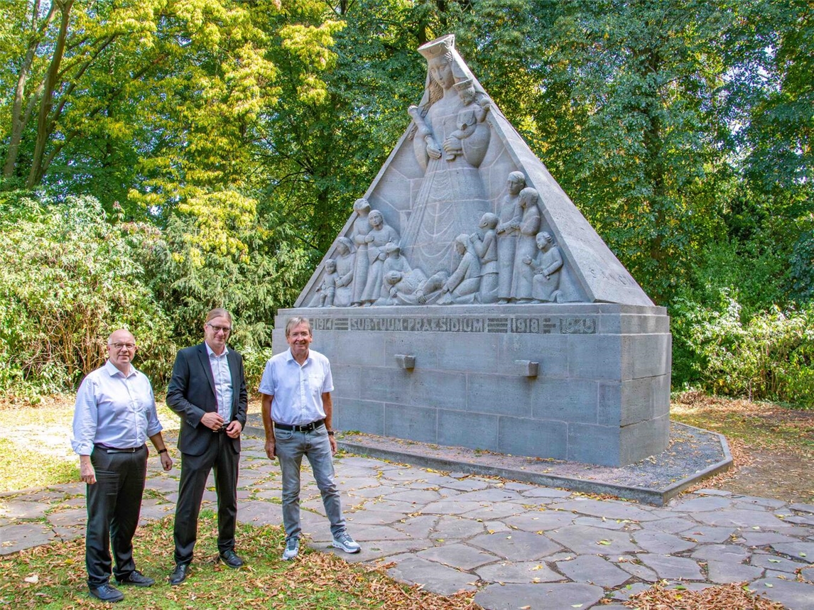 Stefan Dördelmann, Dominik Pichler und Hubert Lemken (v. l.) freuen sich über die gelungene Restaurierung der Schutzmantelmadonna. Foto: Bischöfliche Pressestelle / Christian Breuer