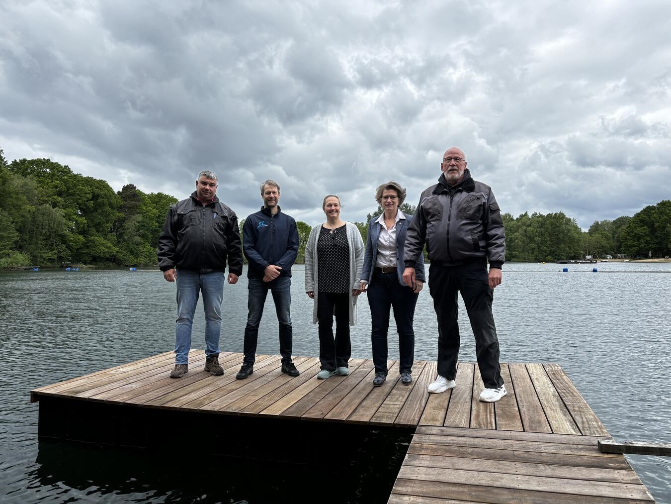 "Gruppenfoto von Vereinsmitgliedern und der Bürgermeisterin Kerken vor Gemeindegebäude"
