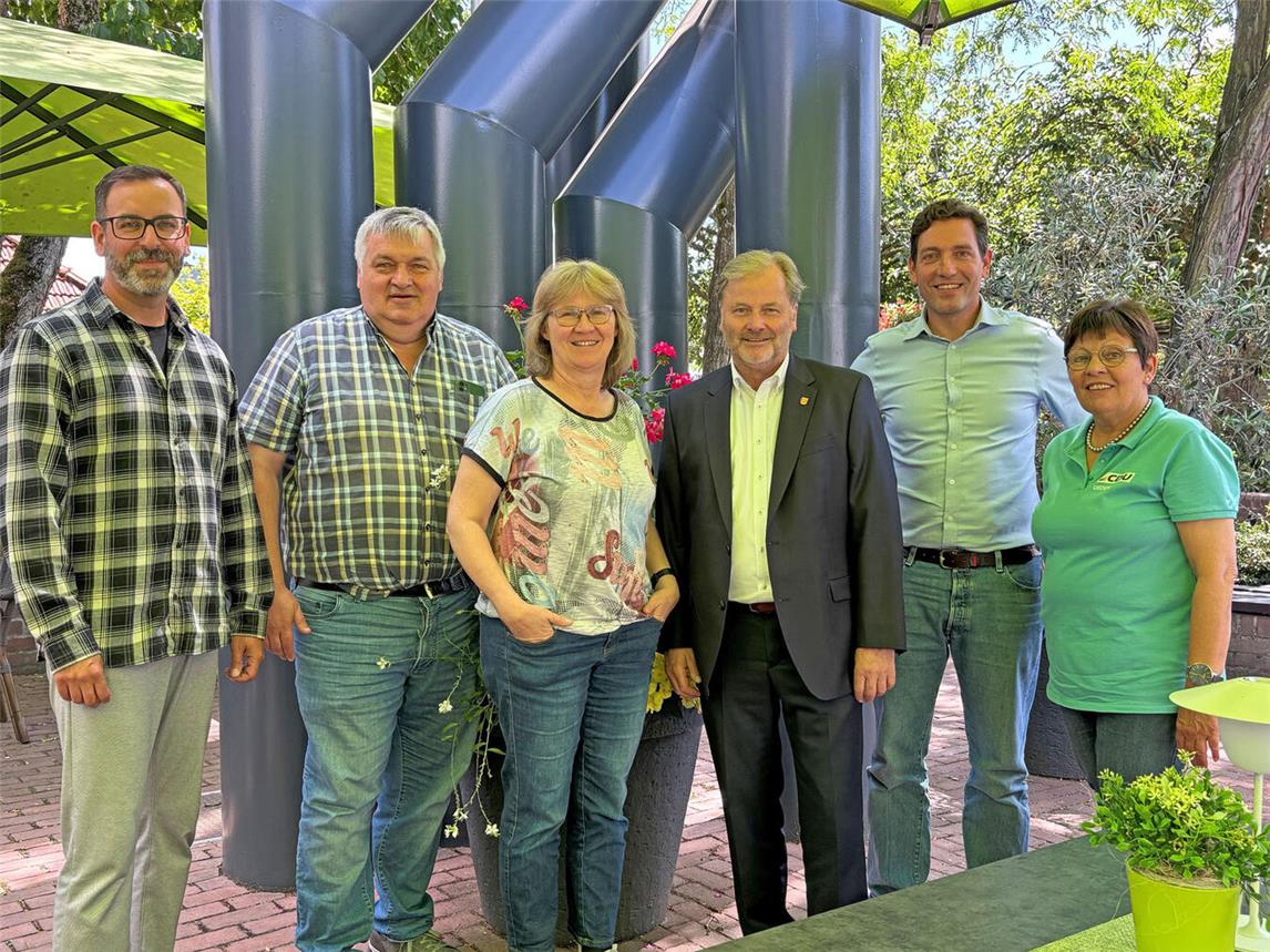Stefan Lotsch, Michael Lehmann (CDU-Fraktionsvorsitzender), Klara Achten (CDU-Gemeindeverbandsvorsitzende), Maximilian Wülfing und Maria Ingenerf (stellvertretende Bürgermeisterin) sind zuversichtlich, dass auch nach dem 14. September der Bürgermeister wieder Rainer Weber (3. v.l.) heißt. NN-Foto: CDS