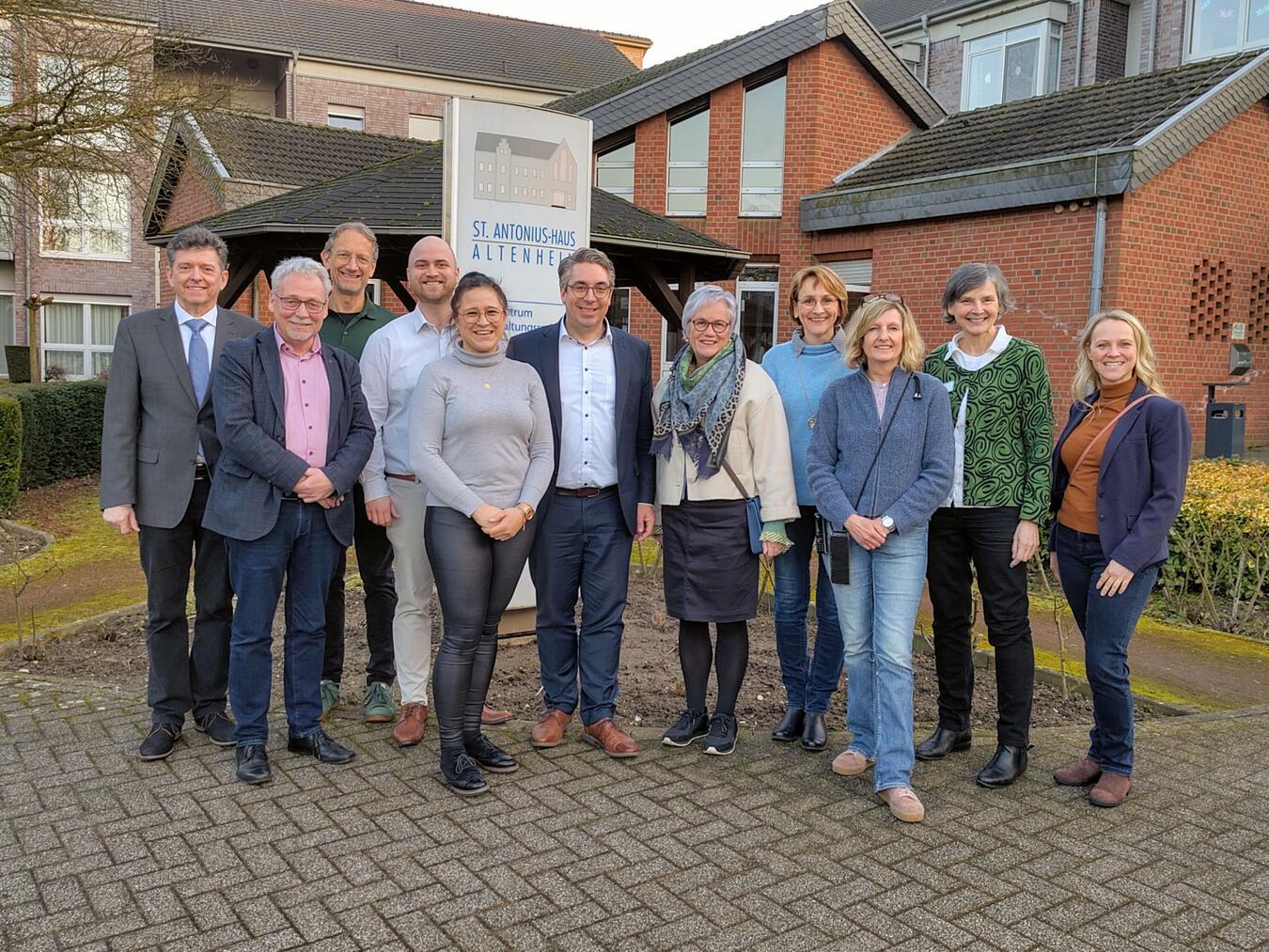 Stefan Rouenhoff besuchte gemeinsam mit Vertretern der CDU Issum das St. Antonius-Haus in Sevelen. Foto: privat