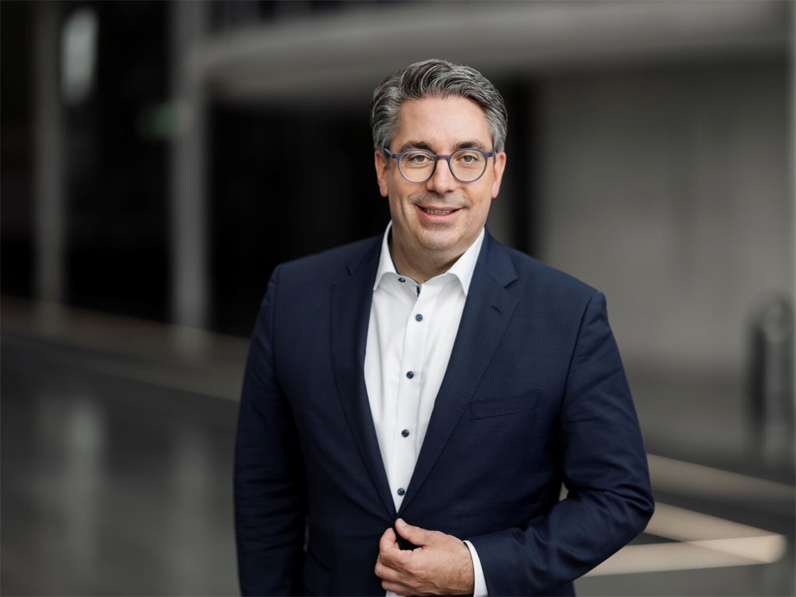 Stefan Rouenhoff begrüßt Teilnehmer in Geldern, Bundestagsabgeordneter und Staatssekretär, Foto privat.