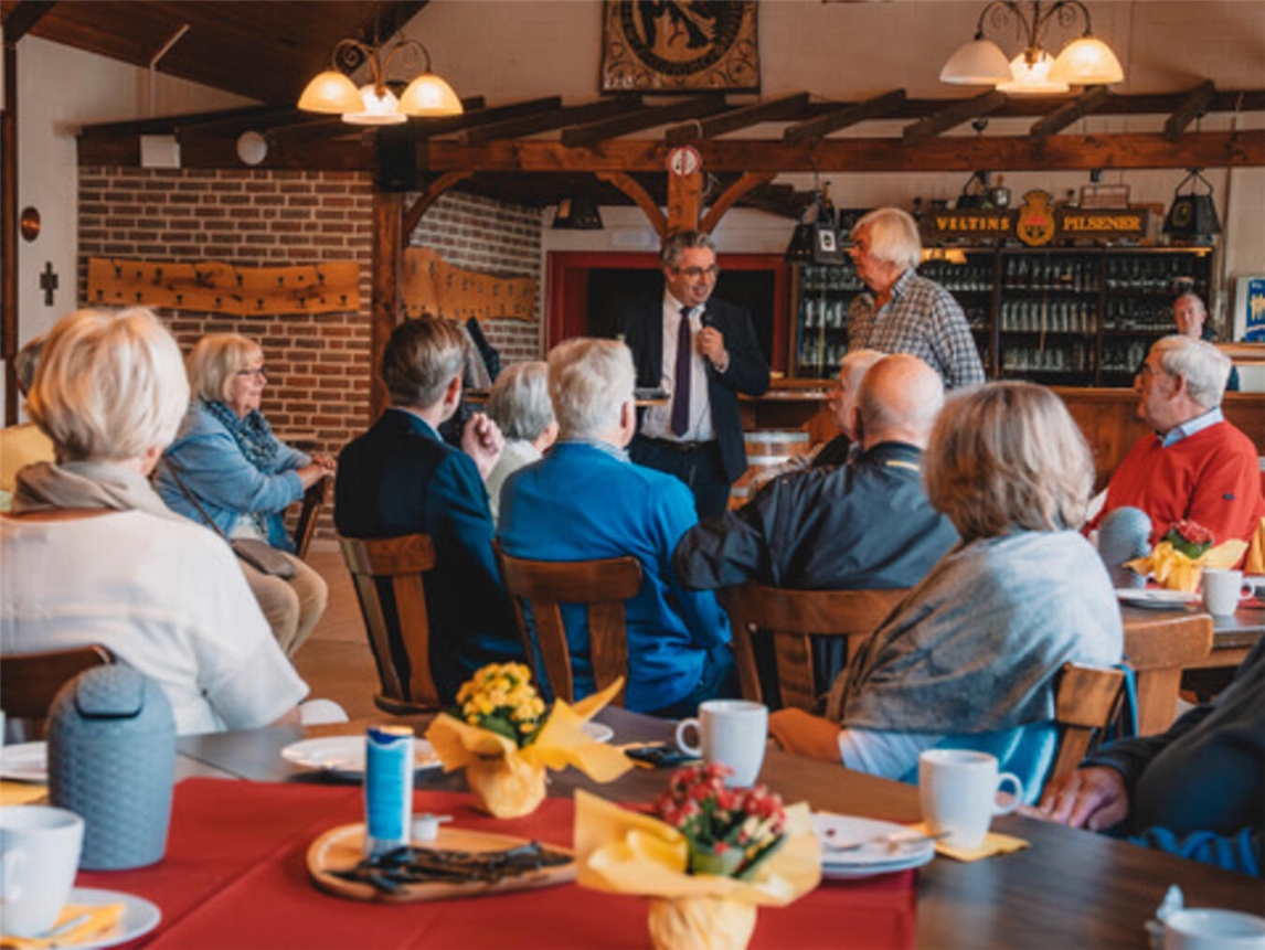Stefan Rouenhoff diskutierte in lockerer Atmosphäre in der Gaststätte „Alte Schule“. Foto: CDU-SeniorenUnion Kleve-Bedburg-Hau-Kranenburg