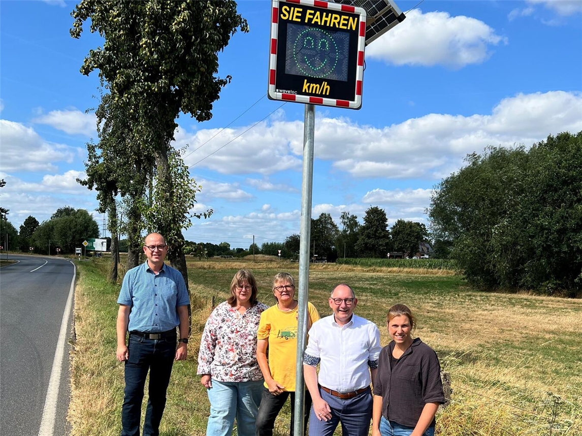 "Stefan van Ophuysen und Team präsentieren Geschwindigkeitsmessgerät in Haffen und Mehr, Rees. Foto: Stadt Rees"