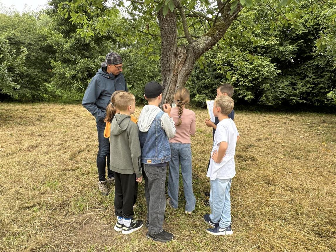 Stefan Wallney vom Nabu-Naturschutzzentrum Gelderland betreute eine Gruppe der St.-Antonius Grundschule Hartefeld.Foto: Stadt Geldern/Gossens