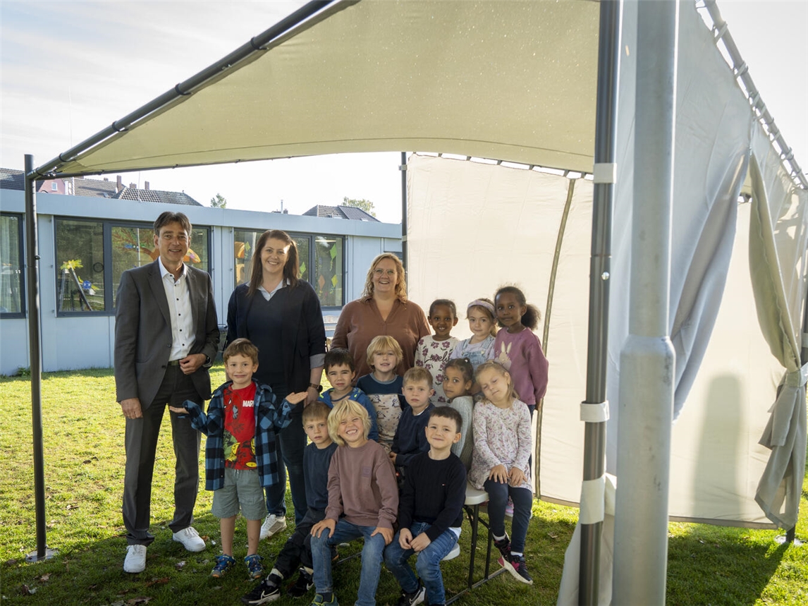 Stefanie Bongers und Michaela Schöneich bedankten sich gemeinsam mit den Kindern bei Volksbank-Geschäftsstellenleiter Markus Bexte. Foto: Gerhard Seybert