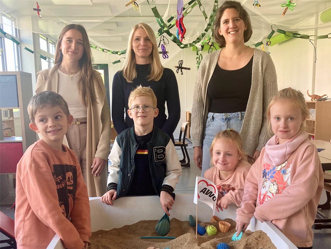 Stefanie Finken (Mitte) und Eva Hammans (rechts) vom OGS-Team bedankten sich gemeinsam mit den Kindern bei Volksbank-Geschäftsstellenleiterin Sophia Stemans (links) für die Unterstützung bei der Anschaffung des Sandbeckens. Foto: St. Niklaus Grundschule Issum