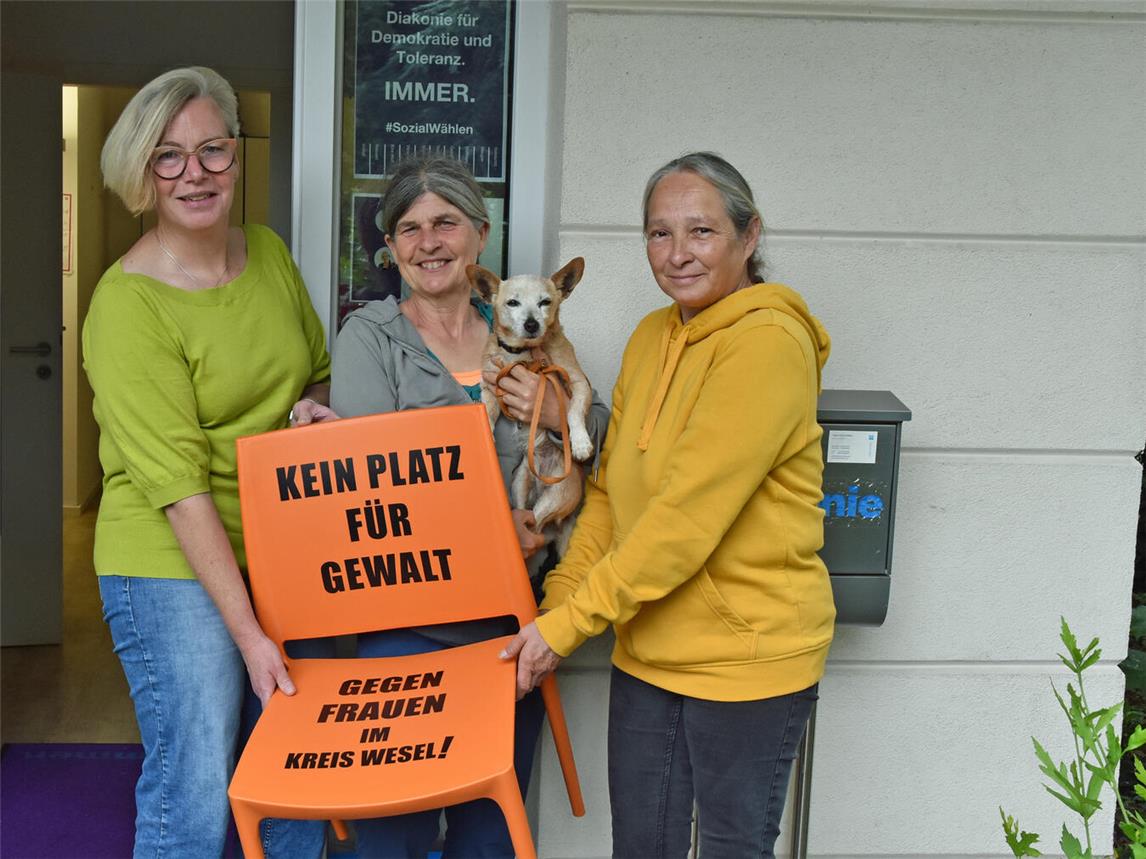 Stefanie Krettek (Diakonie-Sozialberatung), Sabine Reuß (Gleichstellungsbeauftragte Stadt Xanten) mit Hund Candy und Heike Pullich-Stöffken (Diakonie-Flüchtlingsberatung) mit dem orangefarbenen Stuhl.Foto: Evangelischer Kirchenkreis Kleve