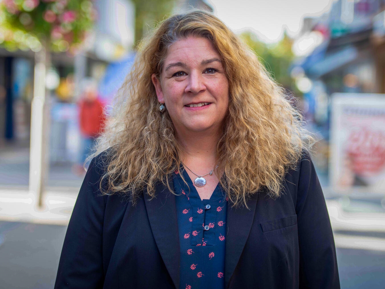 "Stefanie Winde, neue Ehrenamtskoordinatorin in Emmerich, lächelndes Porträt - Foto von Gerhard Seybert"